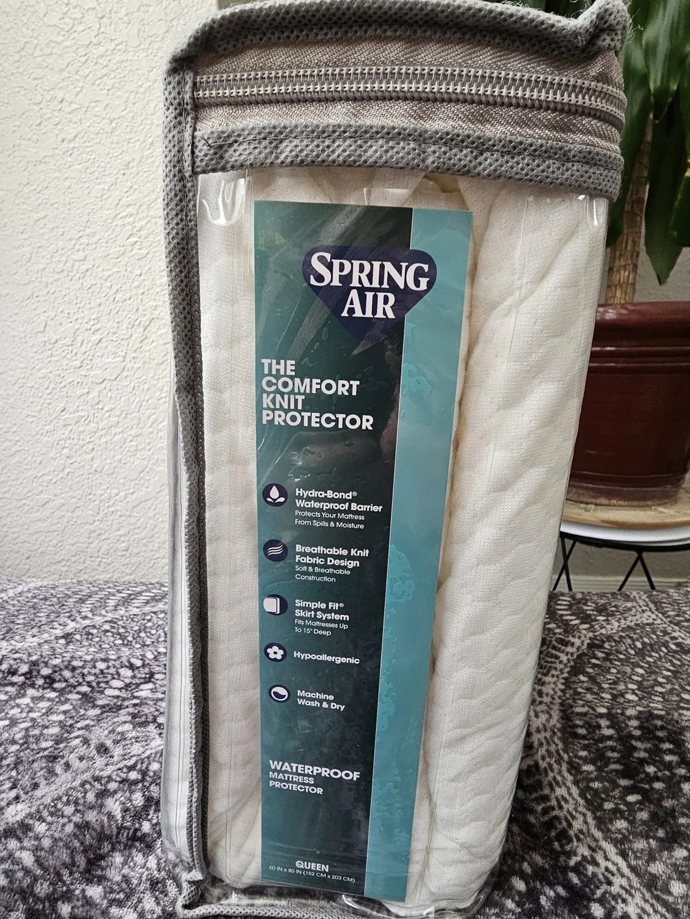 Queen Comfort Knit Waterproof Mattress Protector - White NWT